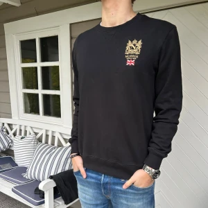 Morris Tröja - Säljer nu denna snygga morris tröja! Tröjan är använd fåtalet gånger utan några deffekter är fof i nyskick! Modellen på bilden är 1,83 och väger 73kg! Hör av dig vid minsta fundering🤝