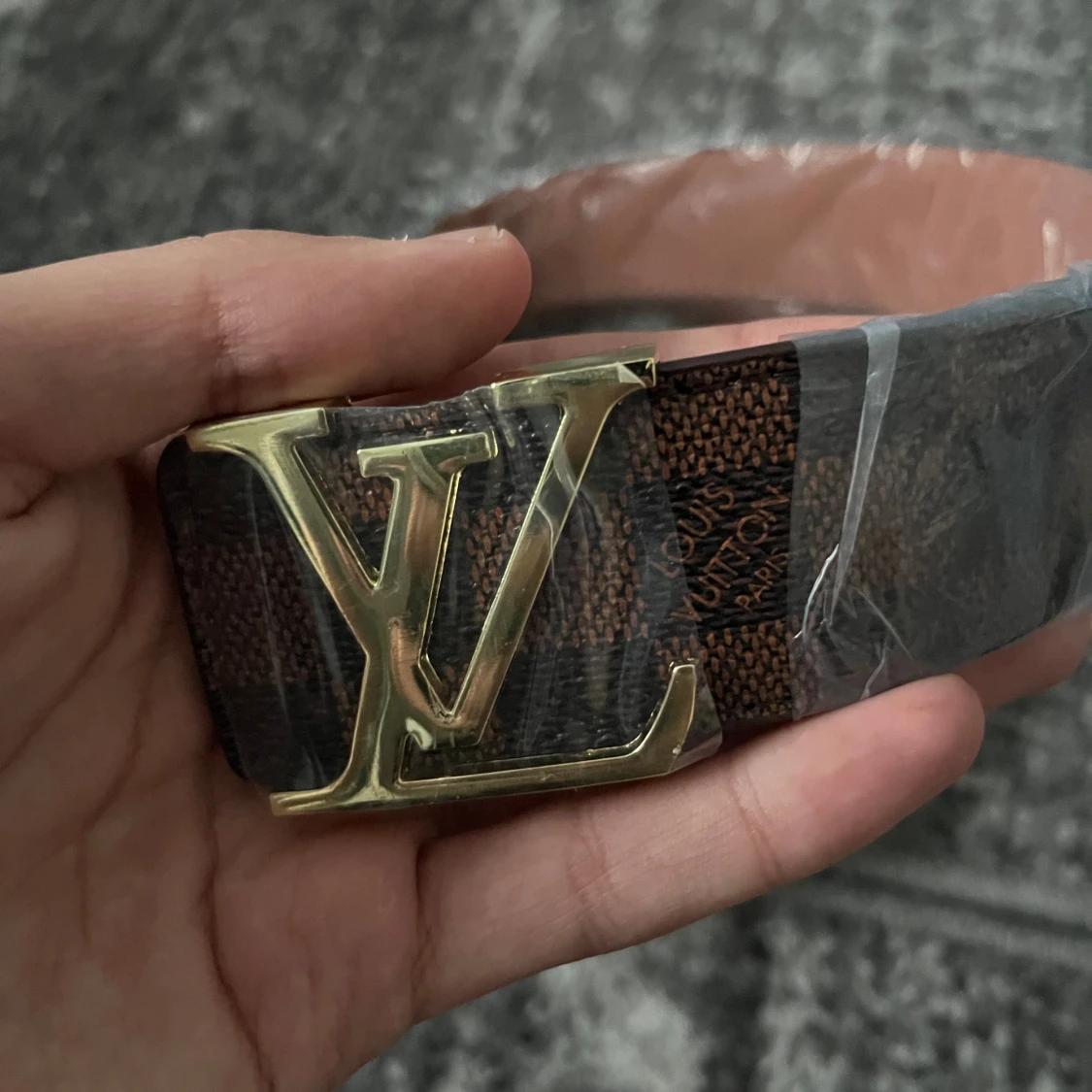 Brunt rutigt bälte med guld buckla