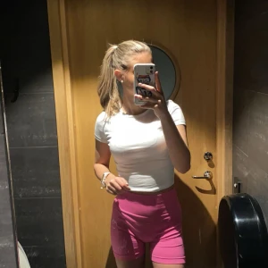 2 t-shirts Gina Tricot S - Två croppade t-shirts från Gina Tricot. Ena är vit och andra svart. Köpes i par. Har används både som träningströjor och vardagskläder 😍