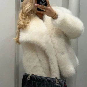 Vit pälsjacka - Säljer nu min vita pälsjacka från Zara då den ej kommer till användning längre. Köpt ny förra året för 1295kr.  Super varm jacka som är i toppskick! som inte min bild!! Men kan skicka egna bilder privat❤️