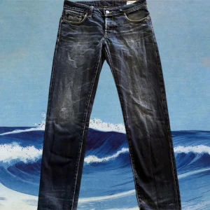 G-Star Jeans - Tja säljer ett par G-Star Jeans. en hälla är av fram vid midjan men inget som syns vid användning. Strl W30/L32. Nypris 1200kr. Perfekt nu till vintern. Fint skick utan större tecken av användning. Hör av er vid intresse!