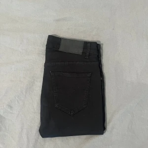 Svarta Tiger of Sweden jeans  - Helt nya svarta jeans från Tiger of Sweden i storlek 30/32. Aldrig använda – bara testade! Sitter snyggt med en klassisk slim fit-passform och är i riktigt bra kvalitet, som alltid från Tiger of Sweden. Ny pris är ca 1200 och mitt pris är 379 