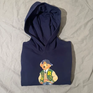 Hoodie från Ralph Lauren  - Snygg hoodie från Ralph Lauren i storlek XSS. Hoodien är väldigt – mjuk, bekväm och med riktigt bra passform. Perfekt till både vardag och chill-outfits! 