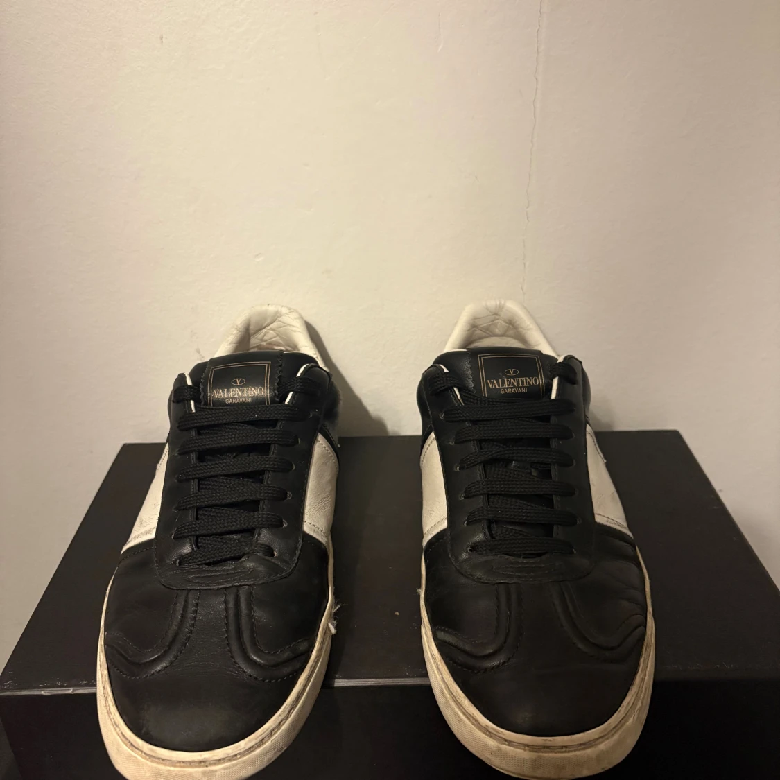 Valentino Garavani svartvita sneakers