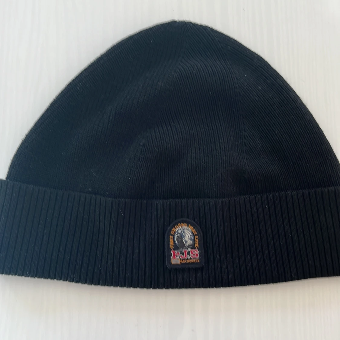 Svart ribbad mössa från Parajumpers