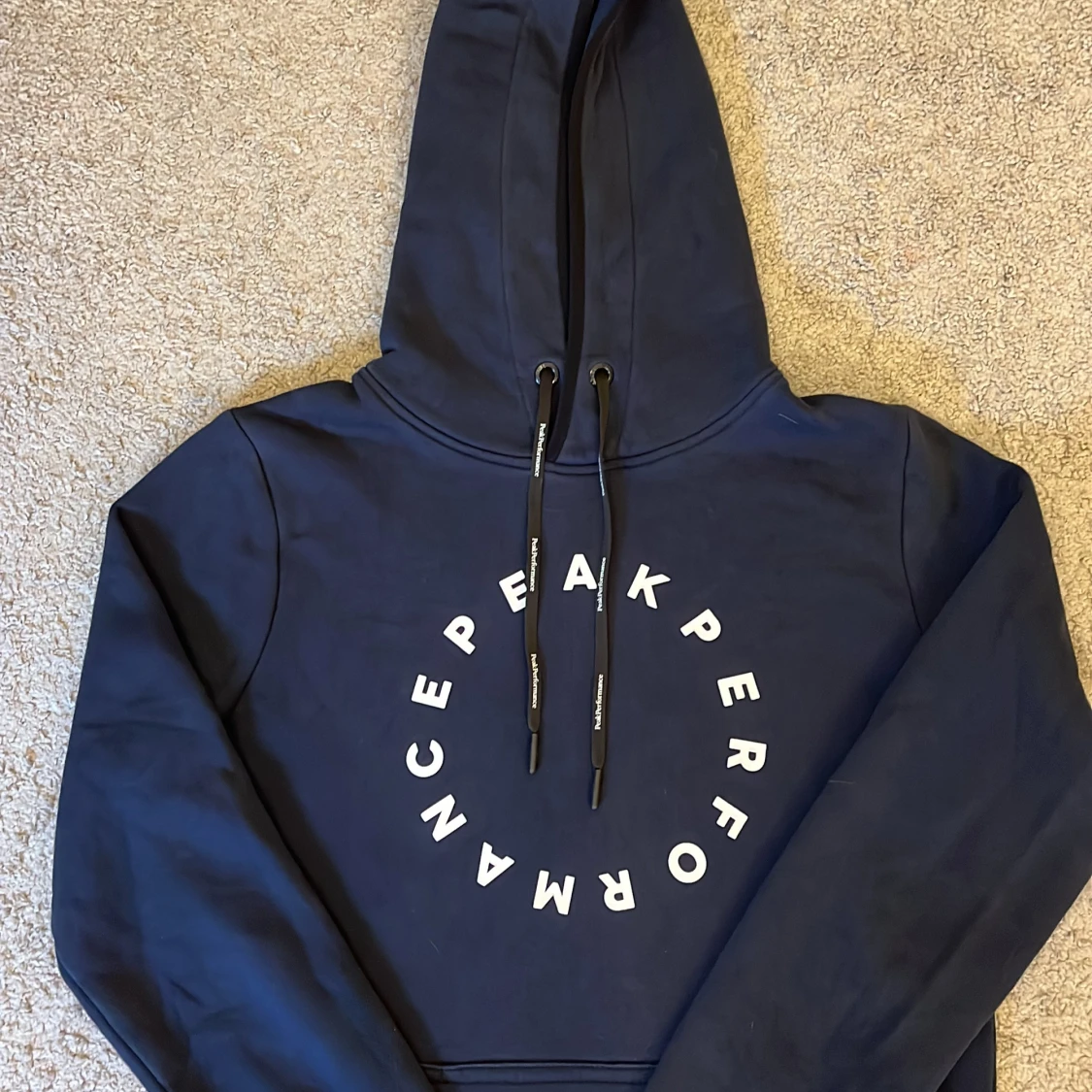 Mörkblå hoodie från Peak Performance - 1