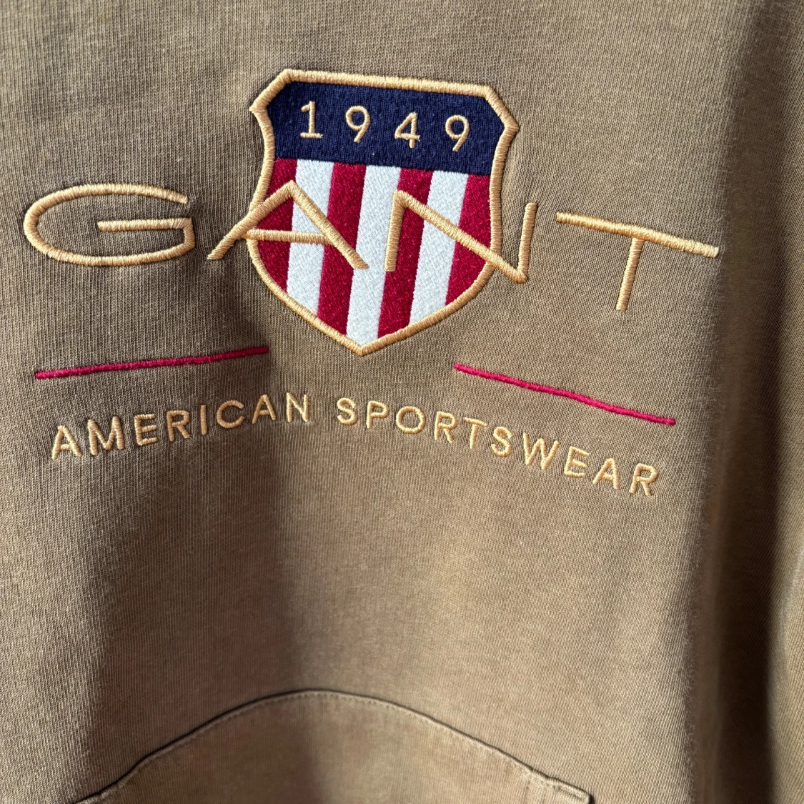 Olivgrön hoodie från GANT med brodyr - 1