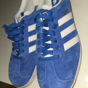 Adidas Gazelle blå/vit - Hej hjälper min sambo att sälja lite skor så här är några fina Gazelle skor i stl 37 1/3 hon har använt dom 3 gånger sen så har de legat o samlat damm i garderoben.