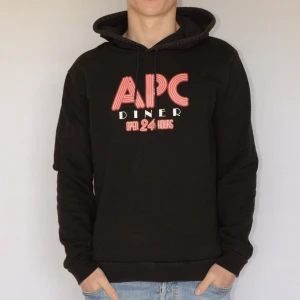 A.P.C. hoodie  - A.P.C. HOODIE  Storlek : M  Passform : Normal   Användning : Hoodien är i ett väldigt fint skick utan defekter  Nypris : Cirka 2800SEK  Modellen på bilen är 182CM och väger 76KG