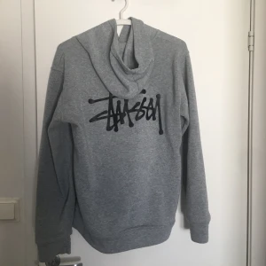 Stüssy-hoodie - Älskar denna men måste göra mer plats i min garderob. Väldigt fint skick. Pris kan diskuteras