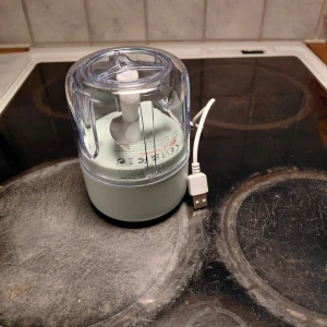 Mini USB Laddningsbar Matberedare - Kompakt och smidig elektrisk matberedare med USB-laddning. Perfekt för att hacka grönsaker, nötter eller vitlök. Enkel att använda och rengöra. Produkten är I nyskick.  Pris: 150:-