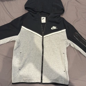 Nike Tech fleece - Nike tech fleece storlek L i barn
