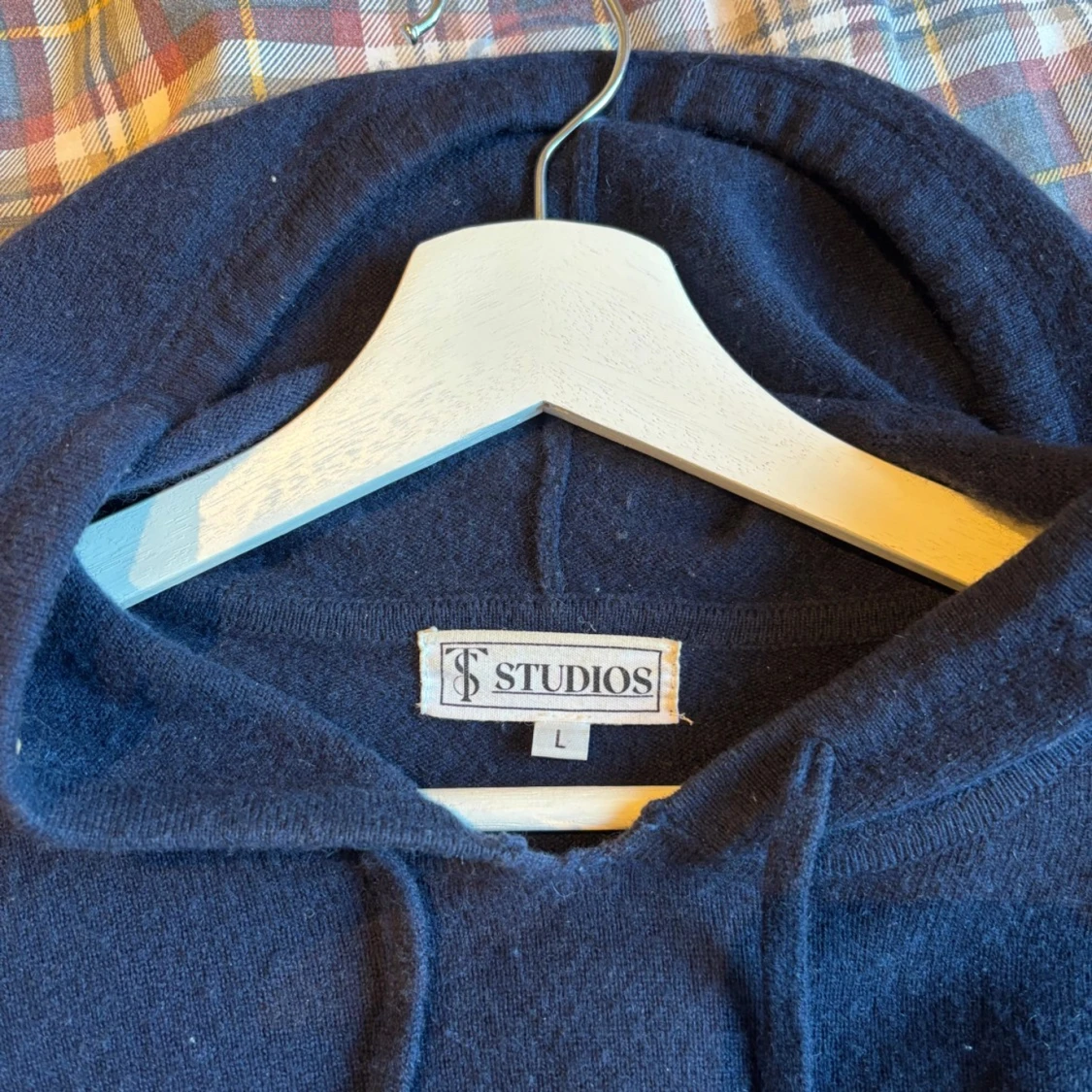 Mörkblå Kashmir hoodie från Studios - 1