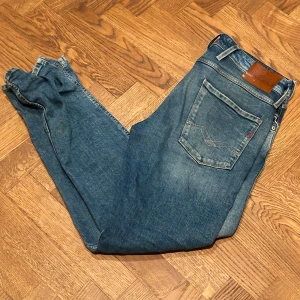 Relay anbass jeans - Ett par riktigt snygga replay jeans. Byxorna är i bra skick. Logan dar bak har börjat lossna lite grann men inget man märker när man använder dom. Modellen på bilden är 187 och väger runt 84 kg