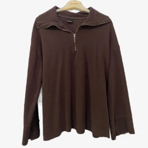 Brun långärmad tjocktröja - Mysig brun långärmad tröja med krage och half zip-dragkedja framtill. Viss tvättpåverkan. Stl L men passar likaväl som en M.