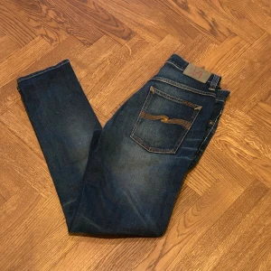 Nudie jeans  - Ett par extremt snygga Nudie jeans. Dom är i ett extremt fint skick. Passformen på dem är slim fit. Hör av er vid fler frågor.😁