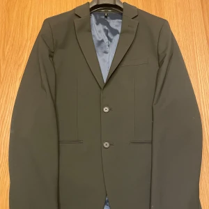 Svart kavaj från Selected Homme - Säljer en svart kavaj i storlek 48 vilket ungefär motsvarar s/m. Använd en gång och inte ens sprättad, så alltså helt ny. Nypris ligger på 1199kr men kan tänka mig att släppa den för 449kr. Hör av er om frågor etc…