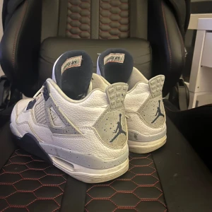 Jordan 4 - Jordan 4 i storlek 42, små tecken på använding men fortarande i gott skick