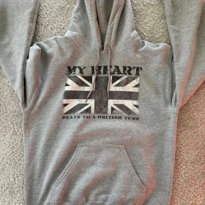 My heart hoodie - Säljer en riktigt fet hoodie från drakenberg, stl är s men är liten i storleken så passar xs bättre. Skick 10/10 inga defekter använts fåtal gånger ny pris 629kr, pris är inte hugget i sten 🪨 kom med bud/frågor vid minsta🙌🏻