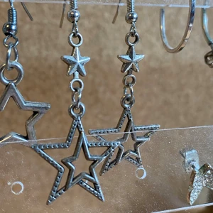 Örhängen stjärnor - Fina silverfärgade sjärnörhängen💕