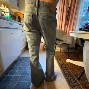 Ljusblå bootcut jeans Levis 517 - Säljer ett par ljusblå Weekday jeans med klassisk bootcut passform och låg midja. Jeansen är i modellen Nova! är tillverkade i mjukt denim. Perfekt för dig som gillar retrovibe och avslappnad stil.