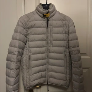 Parajumpers UGO - Använd en vinter. Inköpt F/W 24 från Parajumpers hemsida. Storlek: S. Nypris: 5,299 kr