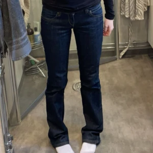 Levi's 570 Straight Fit jeans mörkblå - Mörkblå Levi's 570 Straight Fit jeans. Stl 28/34! Midja rätt över 37cm, innerben 85cm. Något slitna och nedtrampade i benen. Super lågmidjade och skit snygga till hösten. Köpte vintage för 900kr om ja minns rätt😊💖