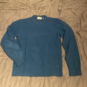 Van gils strukturerad tröja blå - Blå van gils tröja med snygg struktur. Rundhalsad. Skriv vid frågor 