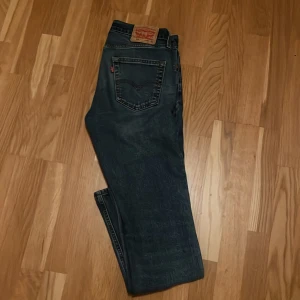 Levi's 511 mörkblå jeans W32 L32 - Snygga Levi's 511 jeans i mörkblå tvätt med klassisk femficksdesign och slim fit /regular passform, hör av dig vid frågor 