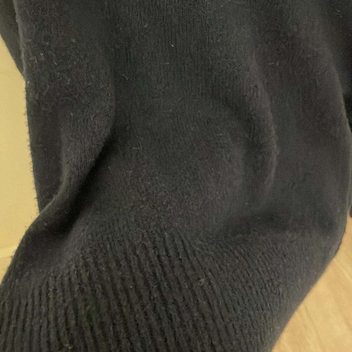 Mörkblå stickad tröja med rund hals - 1