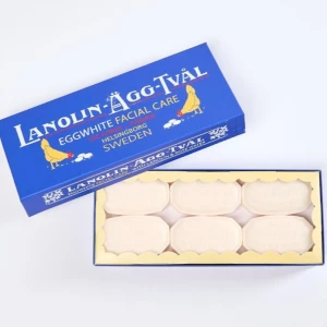 10 pack Lanolin Äggtvål ansiktstvål Victoria - Klassisk ansiktstvål från Victoria, Lanolin Äggtvål, i blå förpackning med gula detaljer. Tvålen är ljusgul, oval och innehåller lanolin, äggvita och rosenvatten. Perfekt för rengöring av ansiktet och ger ett mjukt lödder. Svensktillverkad och ikonisk design. Dessa är dom sista som finns så passa på att köp nu kanske en julklapp eller åt dig själv. 10x6 tvålar