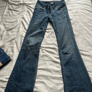 Blå bootcut jeans från Nelly - Snygga blå bootcut jeans från Nelly i storlek s!