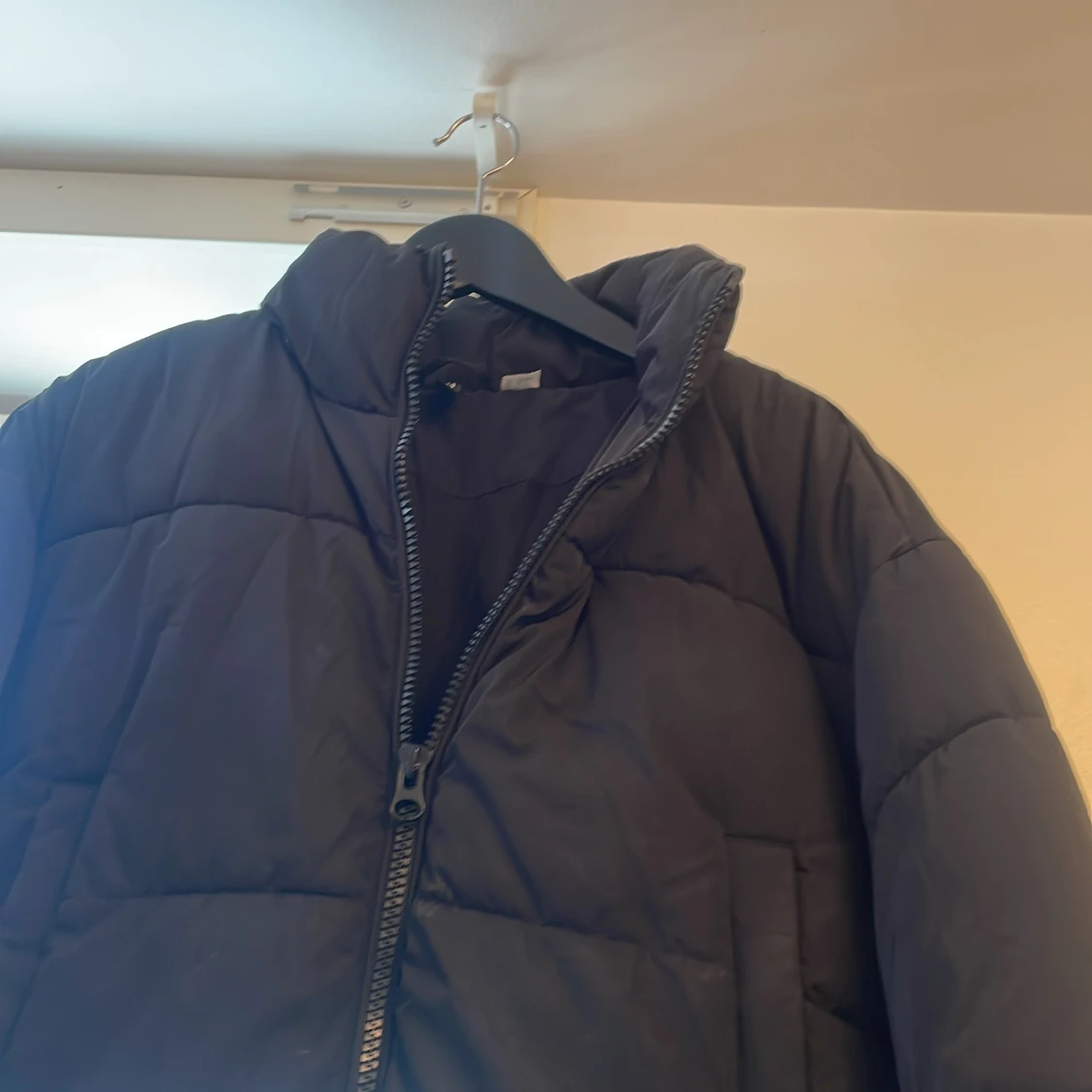 Svart croppad pufferjacka - 1