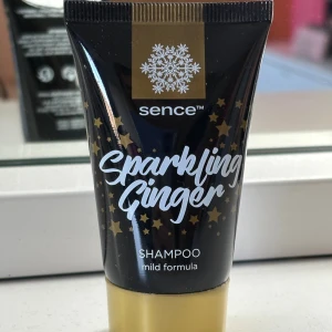 Sence Sparkling Ginger Shampoo - En liten tub med Sence Sparkling Ginger shampoo, 30 ml. Tuben är svart med guldiga stjärnor och har en mild formula med doft av ingefära. Perfekt storlek för resan eller gymväskan. Innehåller bland annat glycerin och parfym.