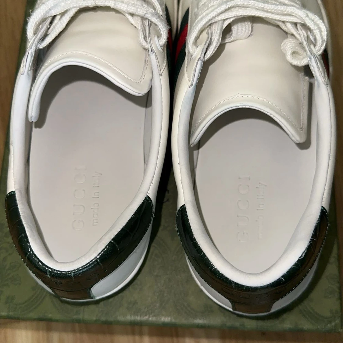 Gucci vita sneakers med röd/grön rand - 1