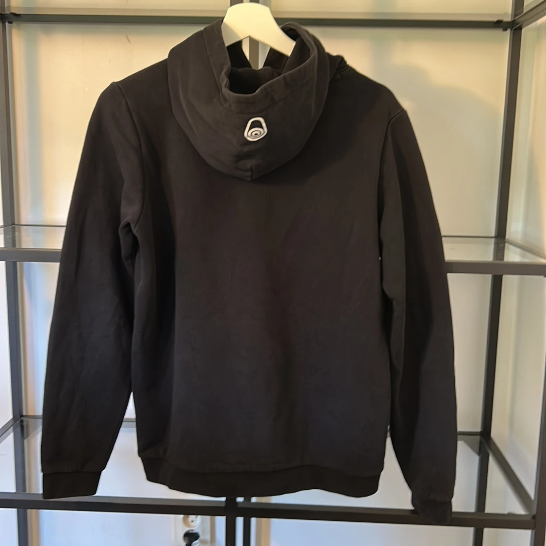 Svart hoodie från Sail Racing - 1