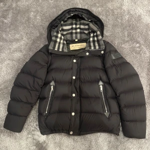 Burberry lockwell jacka  - Skick 9,5/10 flawless, finns digitaltkvitto!      Bara skriva vid frågor😊fits S/M