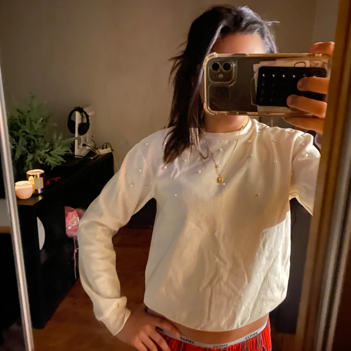 Vit sweatshirt med pärlor från H&M
