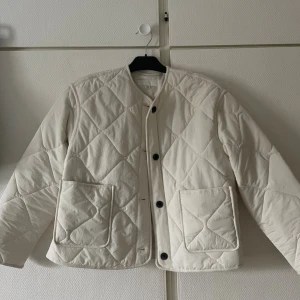 Quiltad vit jacka från Zara XS - Fin jacka ifrån Zara. Använd kanske 3 gånger. Väldigt fint skick