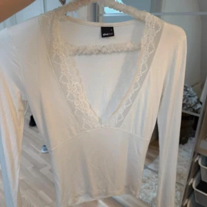 Långärmad tröja  - Superfin tröja med spets framtill från Gina 🤍 Använd 1 gång