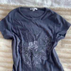 Subdued marinblå t-shirt med änglar och diamanter - Marinblå t-shirt från Subdued med bebis änglar och små diamnter framtill. Sitter jättefint men säljer då den tyvärr inte passar längre. Står storlek s men skulle säga att den är xs.💕