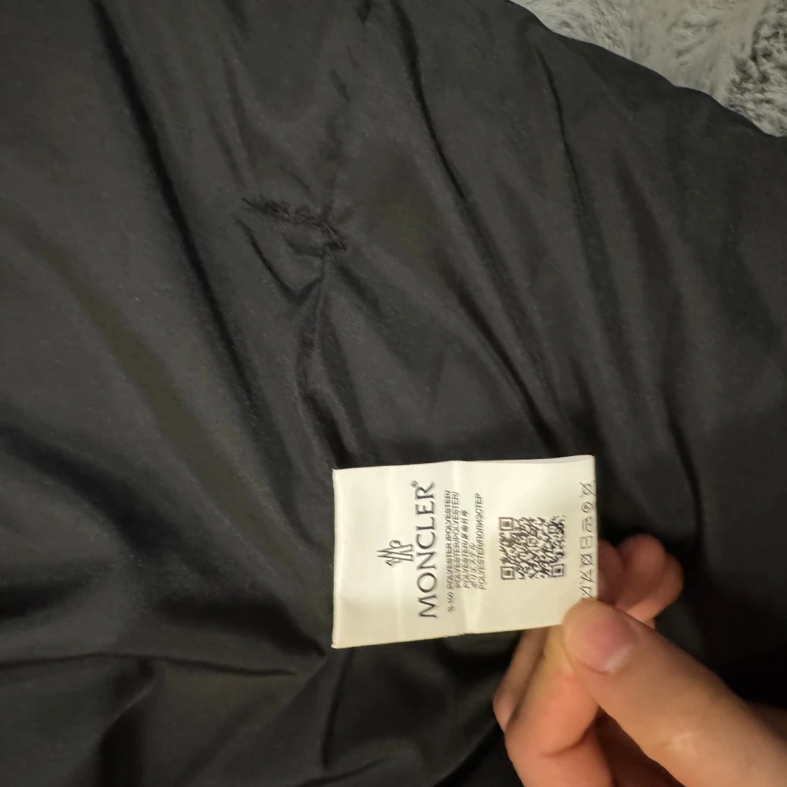 Svart dunväst från Moncler med huva - 3