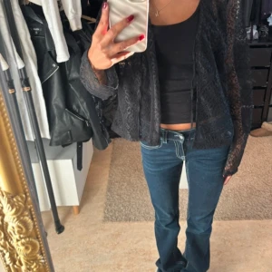 Svart  spetskofta - Trendig svart spetskofta! Storlek: S