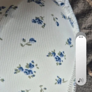 Vit blommig bh med spetsdetaljer st 85D - Söt vit bh med små blå blommor och gröna blad, ribbad yta och fina spetsdetaljer längs kanterna. Axelbanden är justerbara och bh:n har en klassisk form med bygel. Perfekt för dig som gillar romantiska och feminina underkläder.