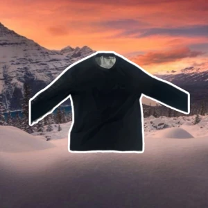 Svart långärmad tröja J.Lindeberg M - Svart långärmad tröja från J.Lindeberg i storlek M. Tröjan har en stilren look med diskret logga på bröstet och ett stort svart tryck med J.Lindeberg-text på ryggen. Mjuk och skön bomullskvalitet. Trycket på baksidan är lite lite spräckligt. (Se bilder)