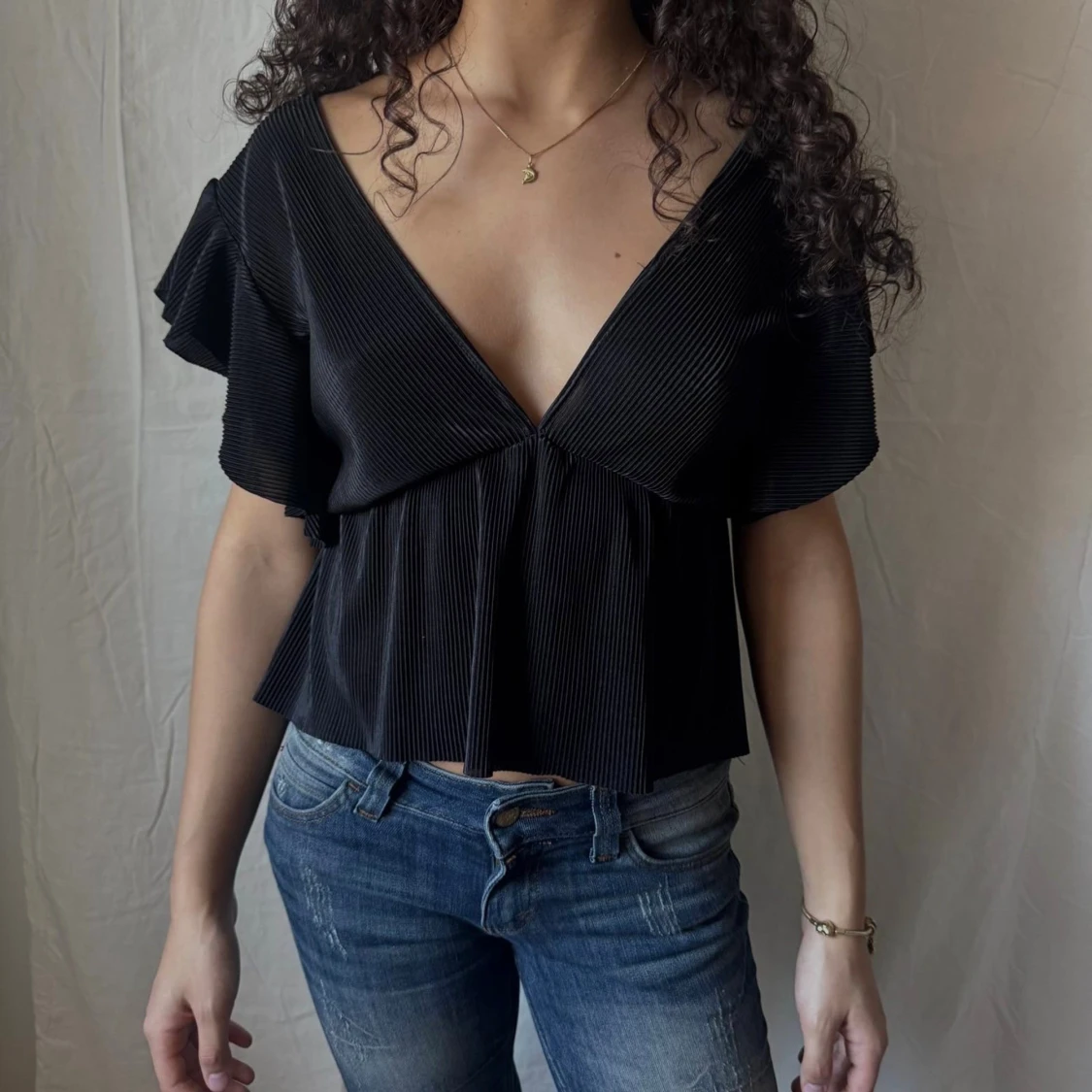 Svart v-ringad blus med volangärm 