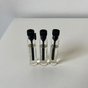 Essnce  - Tre parfymer från Essnce, Intense Desire, Chaos Knight och Smokin’ hot. Säljes tillsammans!