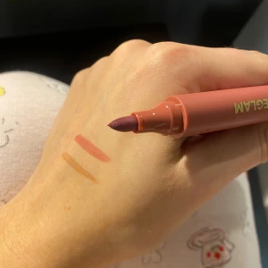 SHEGLAM Love Stained Lip Tint Marker - Säljer en SHEGLAM Love Stained Lip Tint Marker i en snygg mörkrosa nyans. Pennan har en marker-liknande spets för exakt applicering och ger en naturlig tint till läpparna. Perfekt för dig som vill ha färg som sitter länge utan att kännas kladdig. Testad!!!