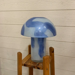 Glaslampa - handgjord glaslampa med glas ifrån secondhand! Så alla lampor är ”unika”.   I lampan sitter det en ledlampa/spotlight som drivs på 3 st AAA batteri!   Fin dekoration i hemmet, tänd som otänd!  Instagram jf_home_decor