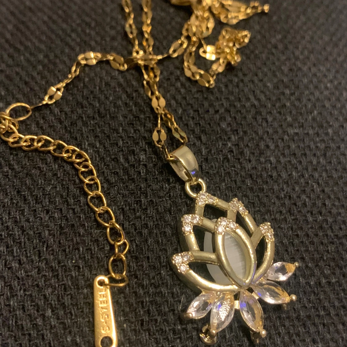 Guldigt halsband med lotusberlock - 1